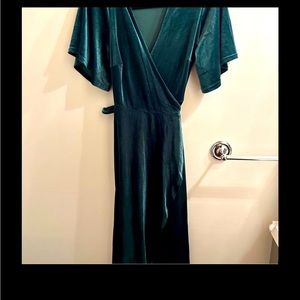 Beautiful velvet dress. Wrap around ,very lightweight. Not a heavy velvet.🎉